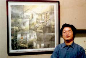 茹峰老师在与海月轩收藏的作品合影。